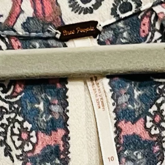 Free People 70’s vibe Multicolor Floral Blouse Tie in front or back. Size 10 - Picture 8 of 8